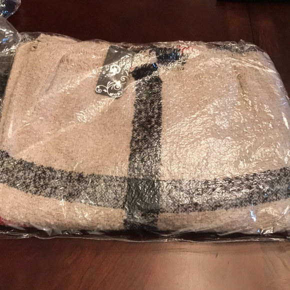 Hooded Cape - Picture 4 of 5